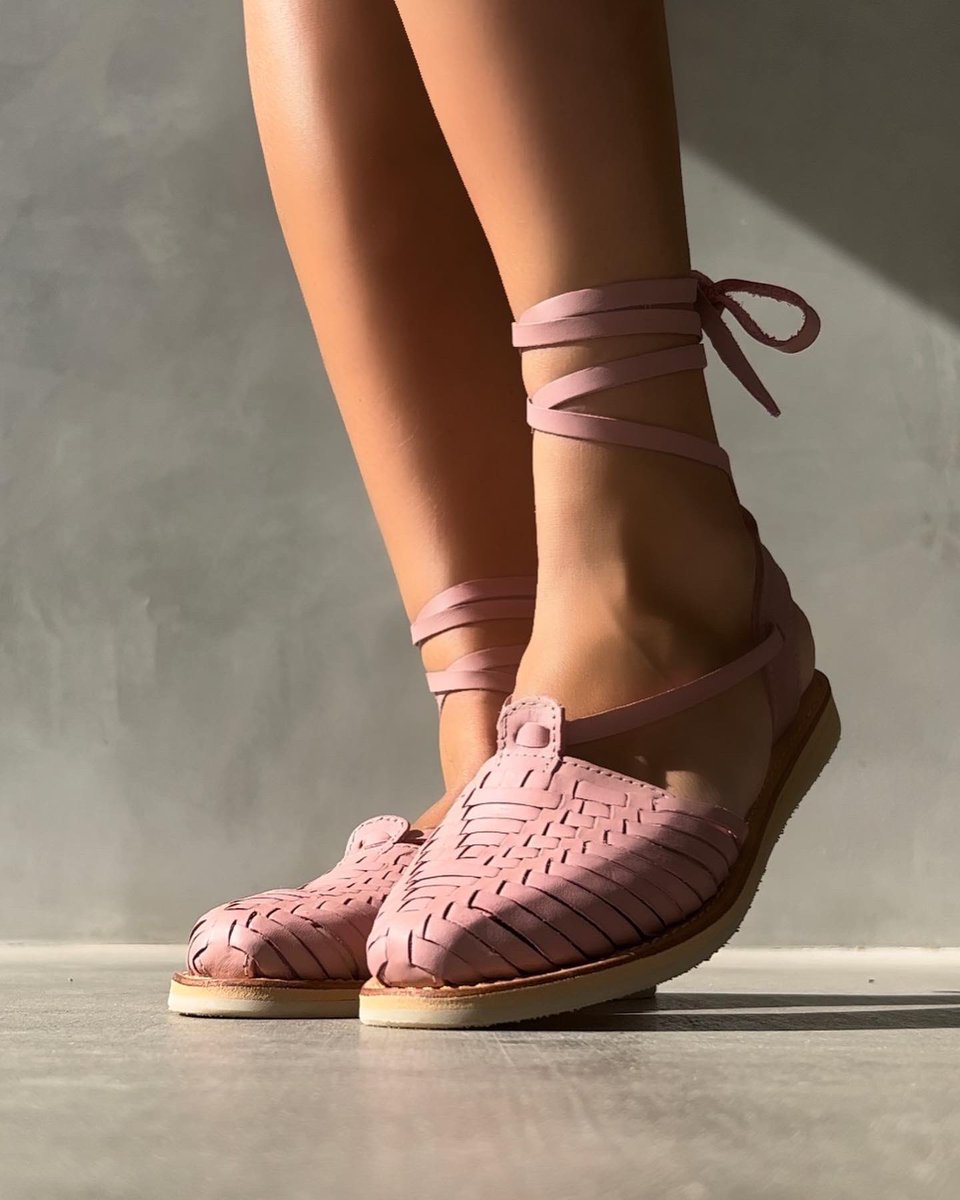 These Raquel gladiator sandals are the perfect touch of pink that your wardrobe’s been missing. 💖🌸

#PalmasArtisanalFootwear 🌿
#SustainableFashion
#SummerFashion
#WomenShoes