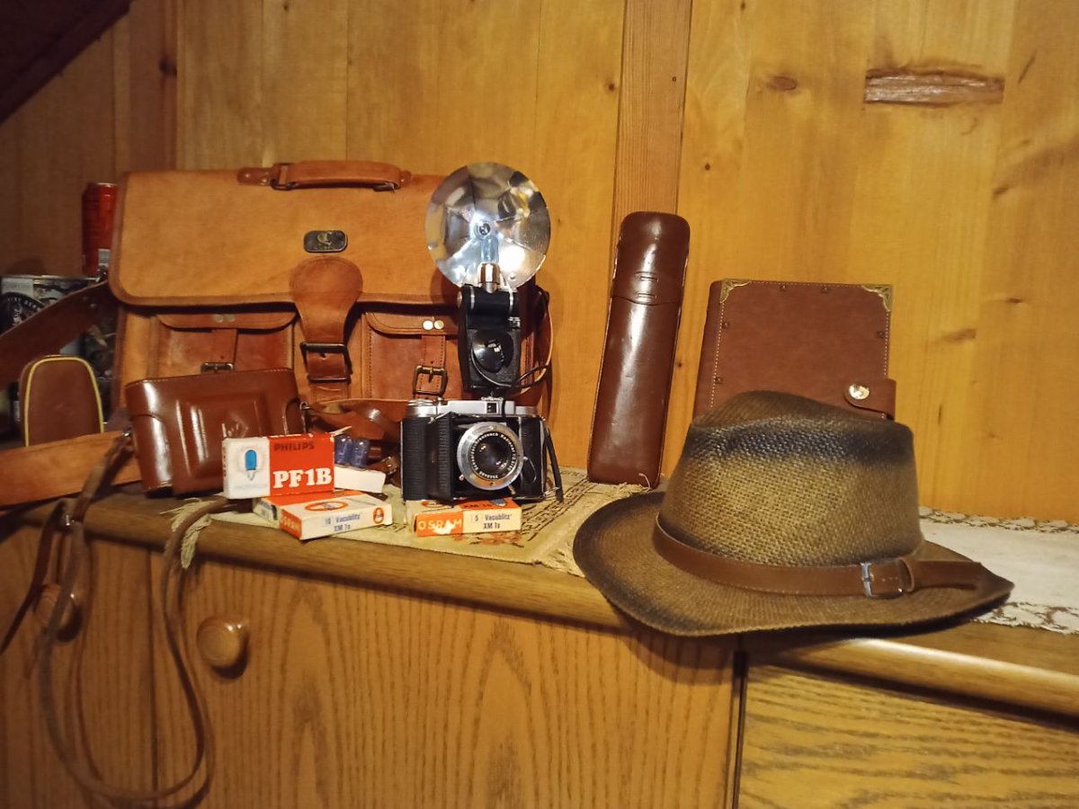 Cypro_fluffy's tweet photo. I redecorated a shelf using old 50s stuff and a diy lamp from a old camera flash device https://t.co/A02n0yMvsc