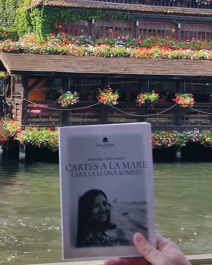 txellens1's tweet photo. 📖 Encara no l'has llegit?
"Cartes a la mare. I ara la lluna somriu" ja és a les mans de prop de 300 persones que l'estan gaudint aquestes vacances!
@sbdcultura @RadioSabadell
@iSabadellcat @DiariDeSabadell https://t.co/xxLPntl1vi
