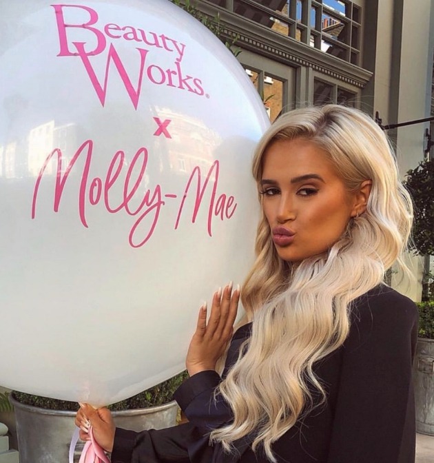 The English influencer Molly-Mae Hague😘🎈#mollymae #englishgirl #blondegirl #kisskiss #loveisland #beautyworks #longnails #balloons