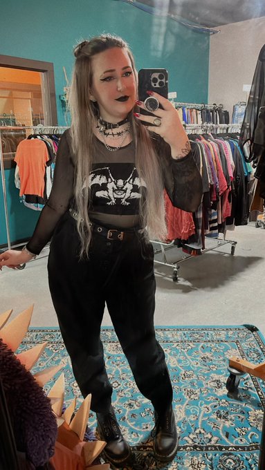 me: I wanna dress more masc! also me: stands like a shoujo protagonist #ootd https://t.co/KRSYBUHeWG<a href="/tag/ootd"class="tags"><span>#ootd</span></a>