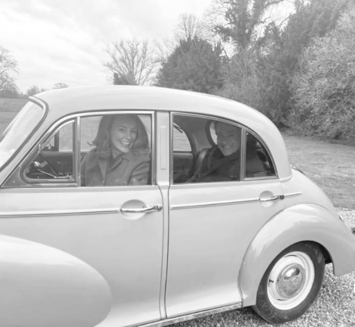 prudencehasfun's tweet image. Happy #BlackAndWhite #FridayFeeling  everybody with Matt and Keels #OnTheSet of 70's  #Stonehouse  
Weee, Beatles is on the move!

#MatthewMacfadyen #KeeleyHawes #series #miniseries #macfadyen #mmt #actors #britishactors #actresses