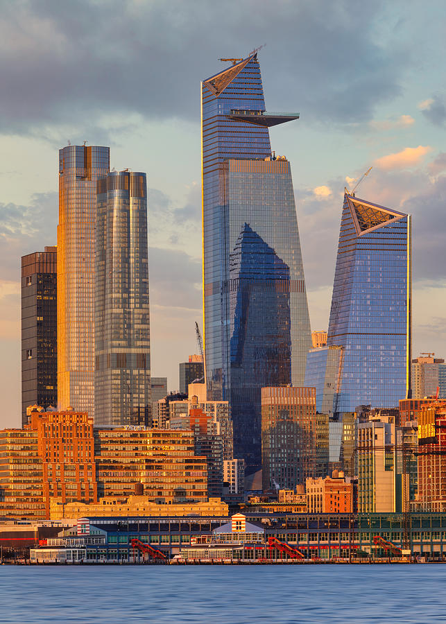 duncancampbell's tweet image. Over my entire career in microgrids, witness Hudson Yards be built stands out as an unparalleled feat. The scale and complexity of its 13.2 MW Cogeneration system is nothing short of mind-boggling.

Here's a thread on the pinnacle of complex urban microgrids: