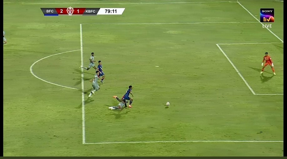 reddyanna_'s tweet image. Imagine paying the referee to rob our reserve team and still barely managing a draw, what a clown club man😭😭

You know we&apos;re the biggest club when we get their main team to fall on our feet like this🔥 #wearebfc #isl #wtfakb