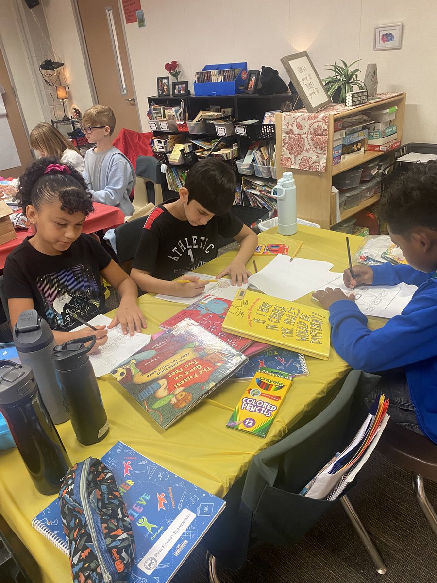 Determining the genre at The Great American Book Company! What is your favorite cookie genre? <a href="/HumbleISD_PFE/">Pine Forest Elem</a> <a href="/4thgradepfe/">4thgradepfe</a> #PFEishappy