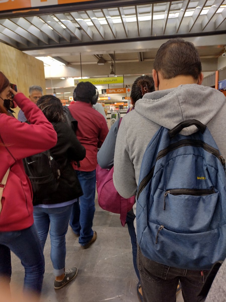 gpeom78's tweet photo. @MetroCDMX No mames tío @MetroCDMX solo dos torniquetes para accesar al rosario, si sabes que somos un chingo de gente la que usamos está estación??? https://t.co/NmDhsLSFCY