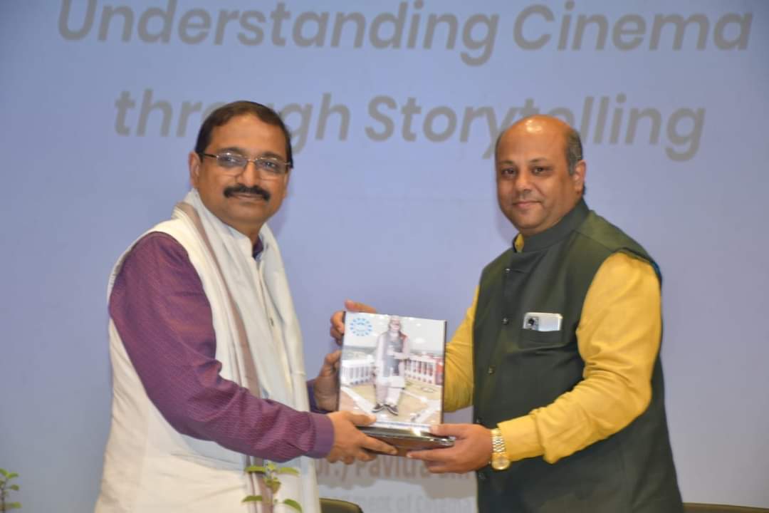 mcu_bhopal's tweet photo. कुलपति प्रो (डॉ) के जी सुरेश की अध्यक्षता में सिनेमा पर सत्रारंभ का तृतीय सत्र आज आयोजित किया गया जिसमें देश के वरिष्ठ फिल्म निर्माता आदित्य सेठ ने विद्यार्थियों को संबोधित किया l
@kg_suresh @AlumniMcu @JansamparkMP @McuRewa @highereduminmp @EduMinOfIndia @airnewsalerts https://t.co/1MmgRK2QBl