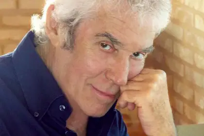 Vuelvan a escuchar los discos que grabó en Trova (Punto y aparte, No le vengo a vender) y canciones enormes (Balada del alba, Cordón, Canción del dopado, Carta de un león a otro, Sueño de cupé, Un sábado más, Milonga del raje) para entender la grandeza musical de Chico Novarro.