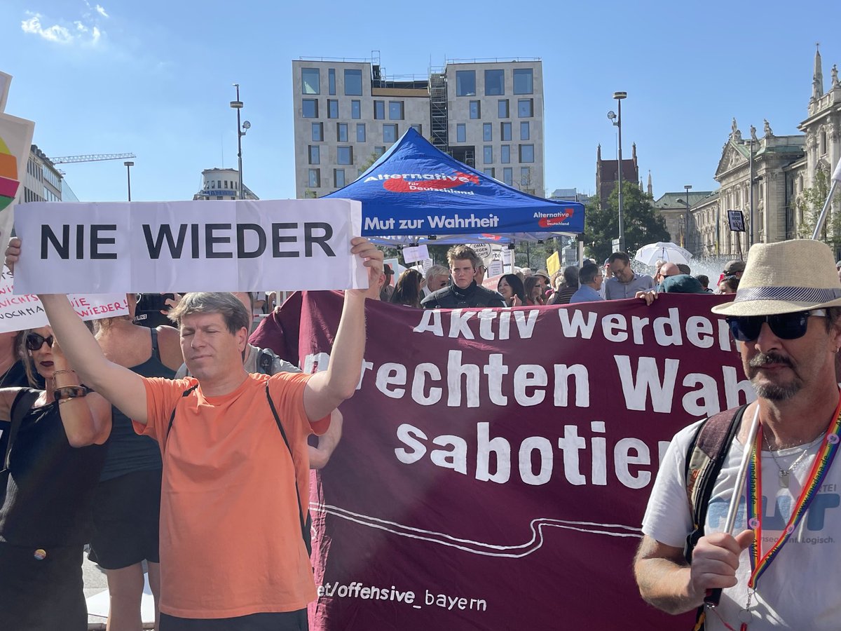 Demo gegen #afd-Stand am #Stachus. Etwa 100 Menschen protestieren gegen die Partei und haben den Infostand mit etwa 30 Leuten eingekreist. Immer wieder kleinere Reibereien zwischen Polizei und Demonstranten. ⁦<a href="/BR24/">BR24</a>⁩