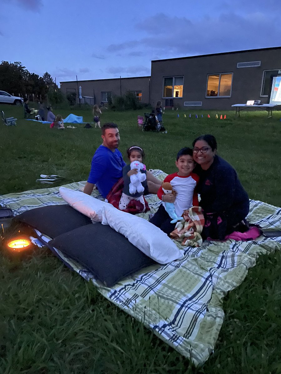 Sargent_Stars's tweet photo. What a blast we had at our outdoor movie last night! 🎥🎬🍿 @Cathryn_Biordi https://t.co/HpNx2RAwiZ