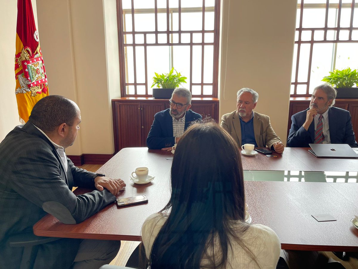 cccuenca's tweet photo. El Comité Ejecutivo de la #cccuenca, se reunió con los directores de  Planificación y Gobernanza de @Aeropuerto_CUE y representantes de la Alcaldía, con el propósito de discutir proyectos regionales de gran magnitud en beneficio de nuestra ciudad. #Cuenca https://t.co/BhjmoQohVO