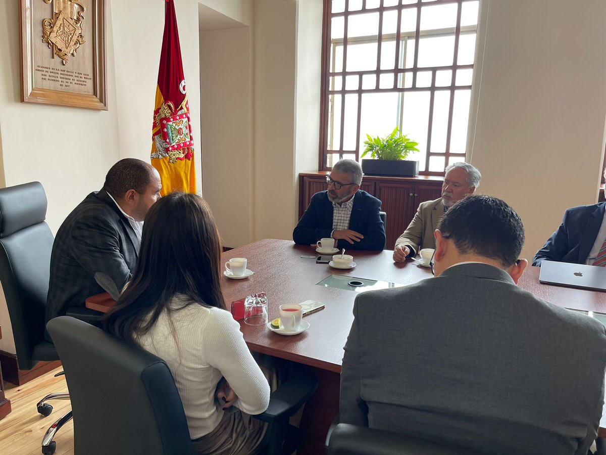 cccuenca's tweet photo. El Comité Ejecutivo de la #cccuenca, se reunió con los directores de  Planificación y Gobernanza de @Aeropuerto_CUE y representantes de la Alcaldía, con el propósito de discutir proyectos regionales de gran magnitud en beneficio de nuestra ciudad. #Cuenca https://t.co/BhjmoQohVO