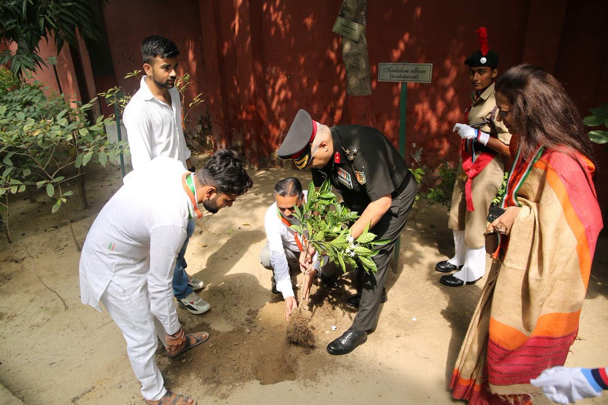 RAJDHANI_SWNCC's tweet photo. “सीने में जुनून और आंखों में देशभक्ति की चमक रखता हूँ,
दुश्मन की सांसे थम जाए आवाज में इतनी धमक रखता हूं।”
जय हिन्द 🇮🇳
मेरी माटी मेरा देश 
#merimaatimeradesh #onceacadetalwaysacadet #nccalumni #7dgbn #amritkaalcadets #nationalcadetcorps #ncc #delhidte #armywing #JaiHindJaiBharat https://t.co/uqRNQMfpd0