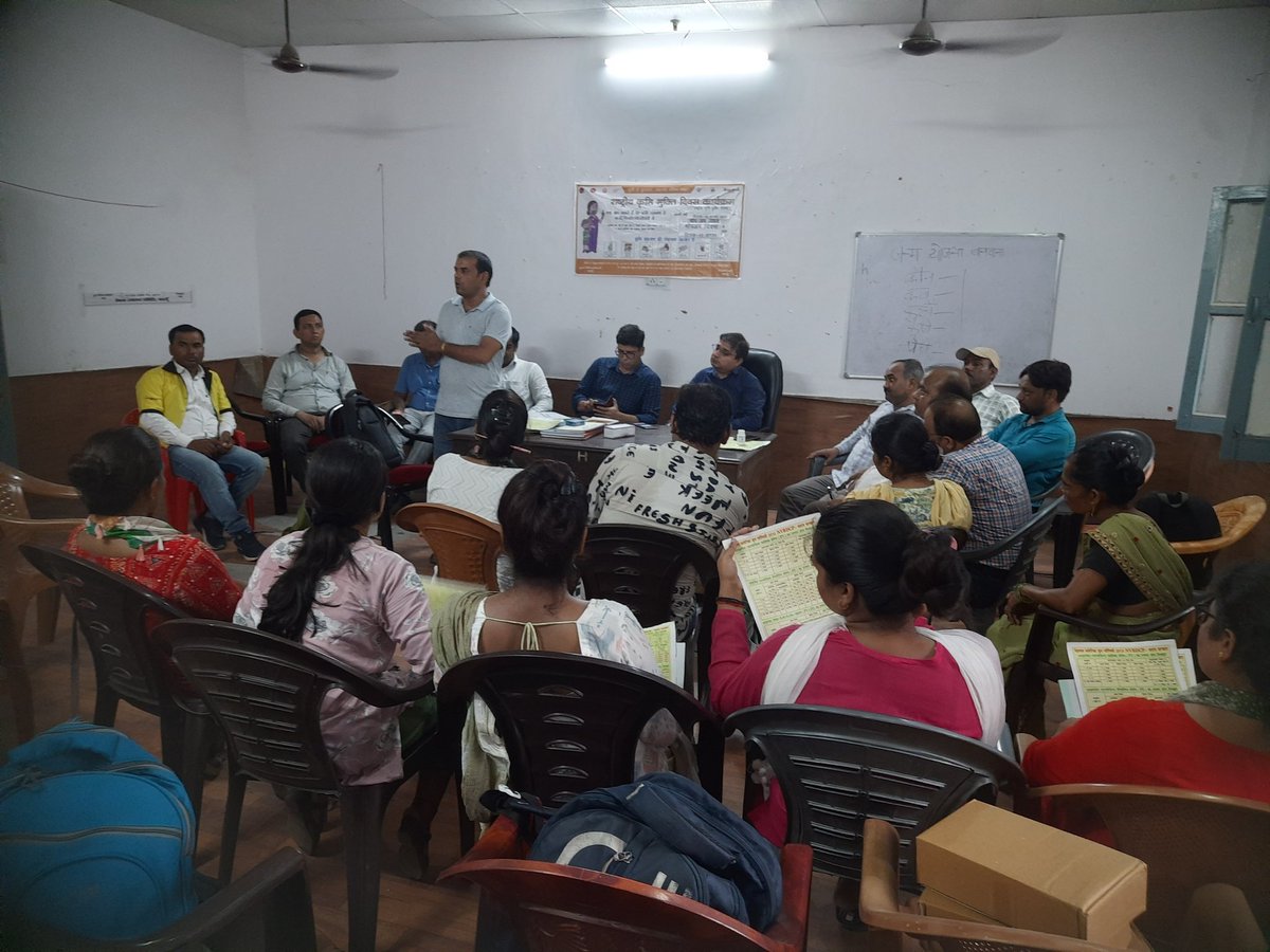 #Fhi #Embed project द्वारा ब्लॉक दातागंज में Asha ग्राम प्रधान को एंटी  लार्वा छिड़काव कराने के बारे में जानकारी अवगत कराते हुए और CHC Dataganj पर MOIC sir, CHO,MO sir, MI sir ke साथ संचारी रोगों की रोकथाम हेतु मीटिंग  करते हुए :
#malaria 
#Dengue 
<a href="/sksomya/">Som Sharma</a>
<a href="/Ani212215/">Anirudh Singh</a>