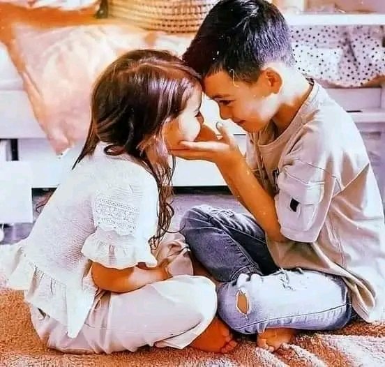 ••
«قال لها: أليس المُنادى في اللغة منصوبًا؟
قالت له: بلى.

فرد عليها قائلاً: 
فمالي؟ كُلما أُناديكِ لا أفكر إلا في ضمك!» 😁