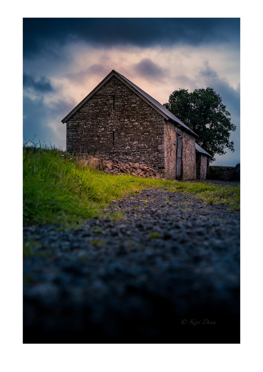 Stormy skies during todays walk, no rain yet though 🤞<a href="/ThePhotoHour/">#ThePhotoHour</a> <a href="/StormHour/">#StormHour</a>  #landscape #cloudscape <a href="/the_photoclub/">The Photography Club</a> #wales #photography