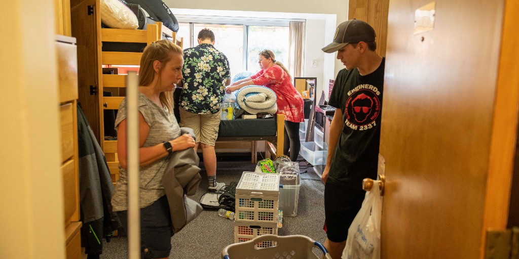 michigantech's tweet photo. It's move-in day! Welcome to campus, new Huskies. We're so glad you're here. 💛🖤 

#MichiganTech https://t.co/48kLQerUDu
