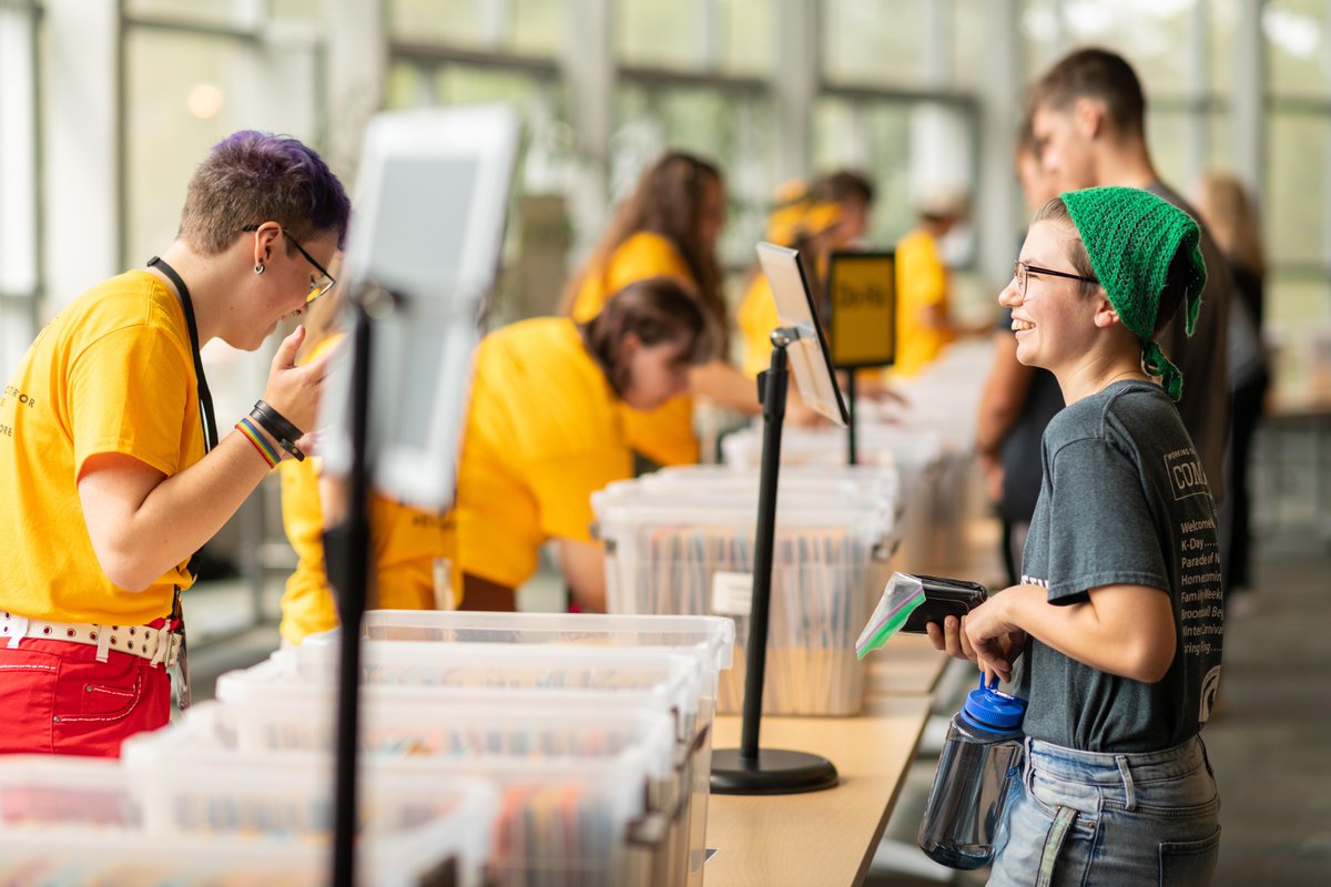 michigantech's tweet photo. It's move-in day! Welcome to campus, new Huskies. We're so glad you're here. 💛🖤 

#MichiganTech https://t.co/48kLQerUDu