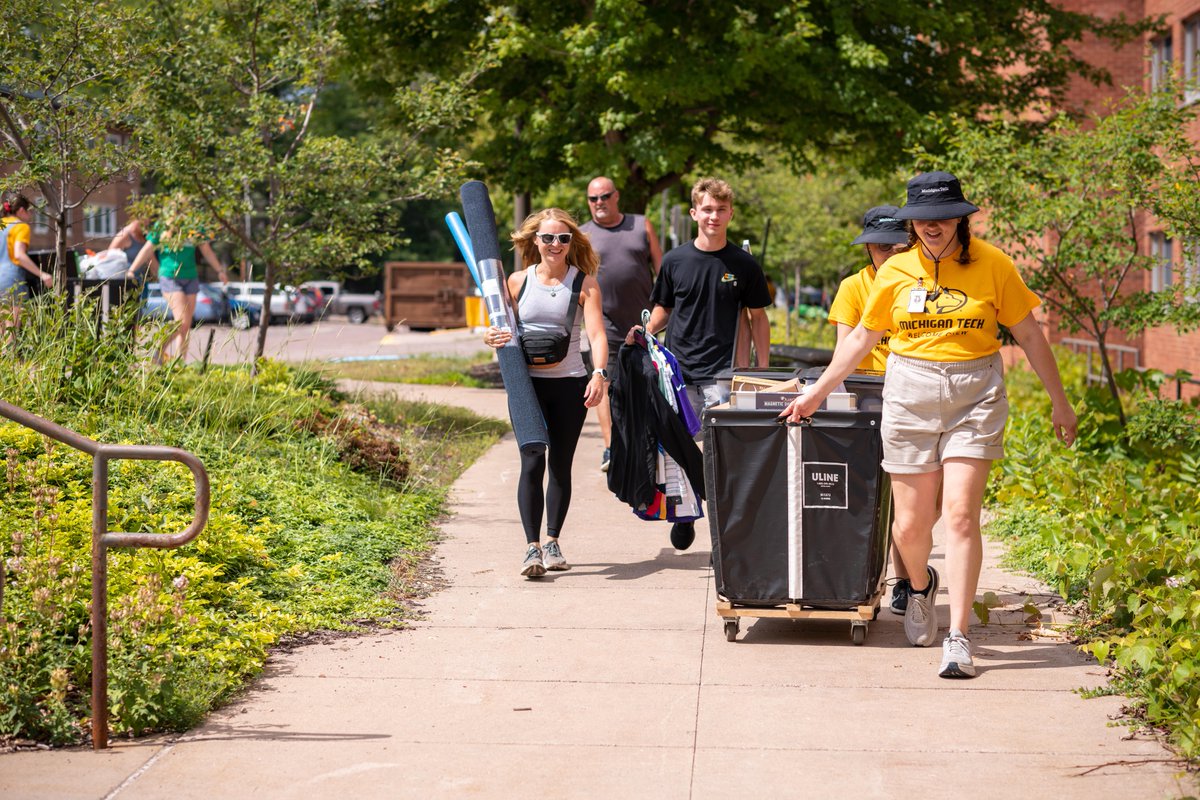 michigantech's tweet photo. It's move-in day! Welcome to campus, new Huskies. We're so glad you're here. 💛🖤 

#MichiganTech https://t.co/48kLQerUDu