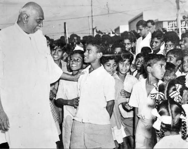 KraantiKumar's tweet photo. के.कामराज जब 1954 में मद्रास स्टेट के मुख्यमंत्री बने तब राज्य की साक्षरता दर 7% थी. अपने मुख्यमंत्री कार्यकाल में 18,000 नए स्कूल खोले. उनके शासनकाल में साक्षरता दर बढ़कर 37% तक पहुंच गई. उन्होंने केवल छठी कक्षा तक पढाई की थी. मृत्यु के समय उनके पास केवल 130 रुपए और 4 धोती थी. https://t.co/EPhHX4ufYZ