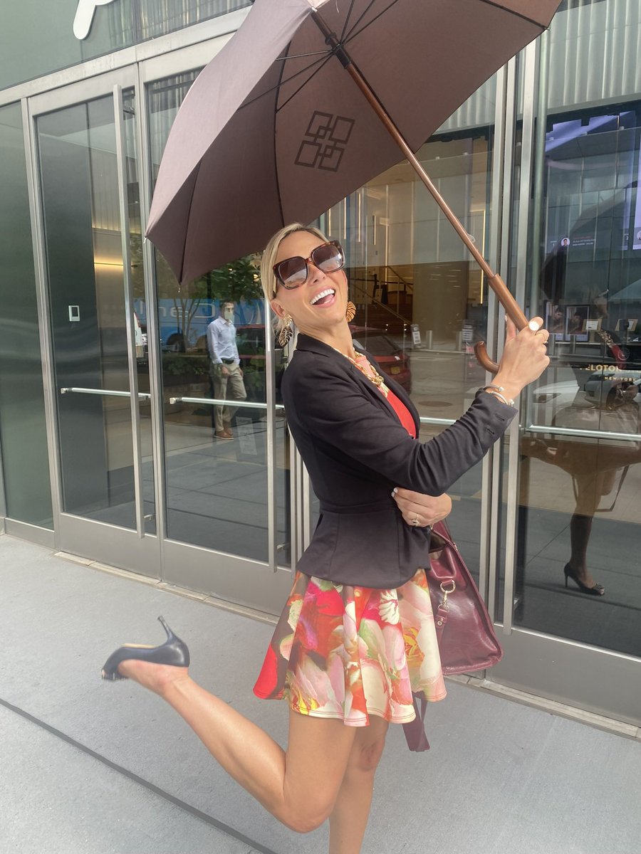 LynnAronberg's tweet image. Modern day Mary Poppins @vincemedia1 @GameTimeGRNL @NewToTheStreet #knickerbocker