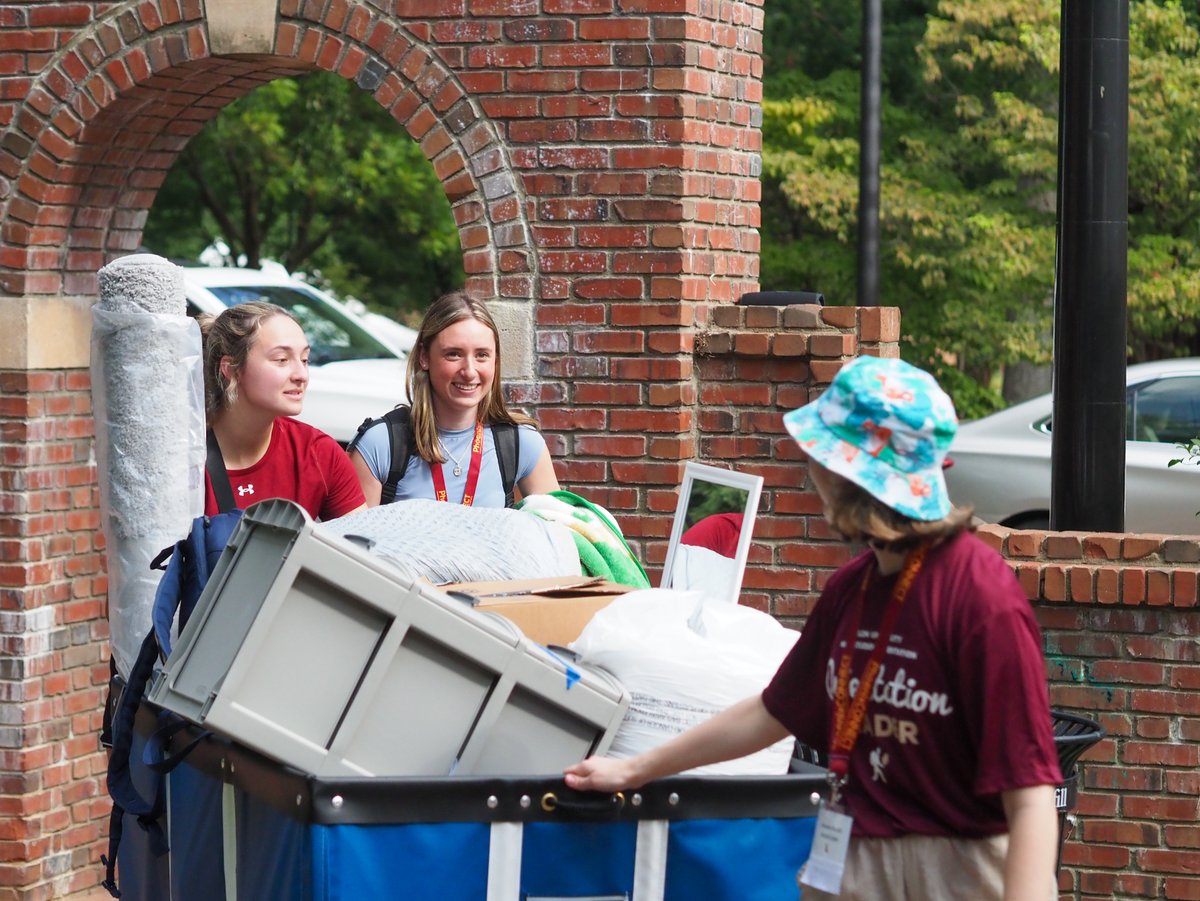 elonuniversity's tweet photo. Campus is alive this morning as #Elon27 moves in and begins what promises to be a wonderful time at Elon! Best of luck to our newest students! #ElonMoveIn https://t.co/bWXOZfxUDW