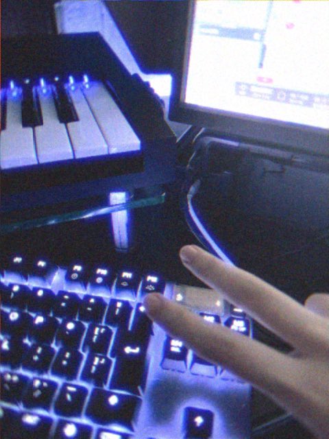 Nico_nico_Sou's tweet photo. たった今、誕生日迎えました！
25歳になってしまたー
そろそろ歳を数えたくなくなってきたヨ
こんな時でも変わらず暗い部屋で
黙々と歌ってみたを作っててウケるな
これからも変わらずに、いつまでも少年でいたいね　大人になりたくねー！ https://t.co/1qtGzK2SLY
