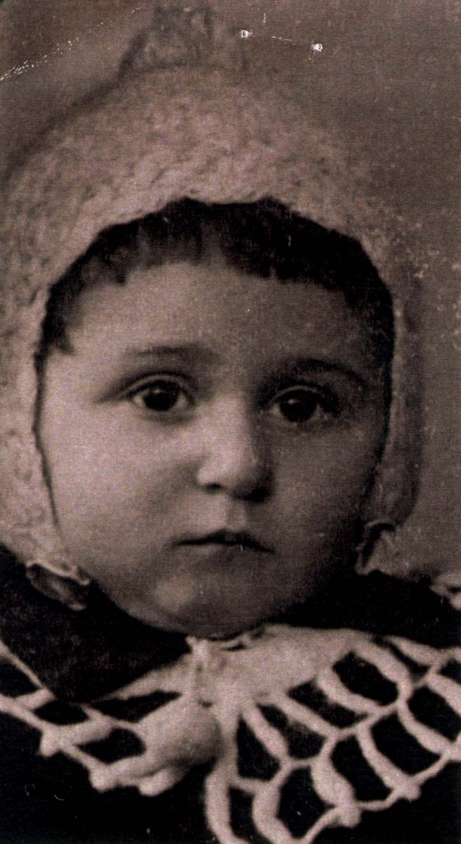 Zoia Zeidman voit le jour à #Dnepropetrovsk, #Ukraine, en 1938. Le #18août 1941, elle est conduite avec ses parents Ida et Efraim dans la ville de Kamenets-Podolski, en Ukraine occidentale, où à la fin du mois d'août 1941, 23 000 #Juifs seront assassinés. ow.ly/jHSz50PAR1t