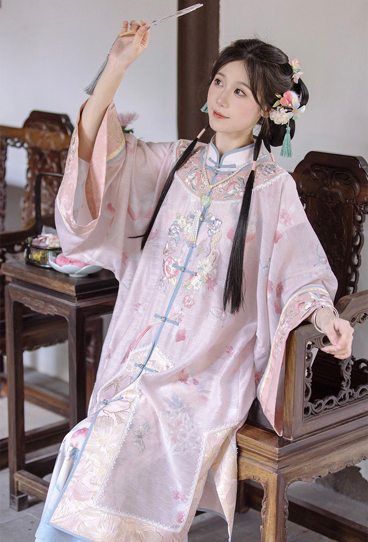 historicalhanfu's tweet photo. 🌼远山乔-川黛🌼
☘️ชุดเสื้อกี่เพ้าคอกลมตัวหลวม ปักลายดอกไม้ ใส่คู่กับกี่เพ้าตัวใน หรือใส่แยกชิ้น ประยุกต์ใส่ในชีวิตประจำวันได้
 
#ฮั่นฝู #ชุดฮั่นฝู #ชุดจีน #ชุดจีนโบราณ #hanfu #汉服 #ชุดจีนประยุกต์ #ฮั่นฝูประยุกต์ #กี่เพ้า #旗袍 #qipao #hdhanfu #hdqipao https://t.co/kQux3x89tM