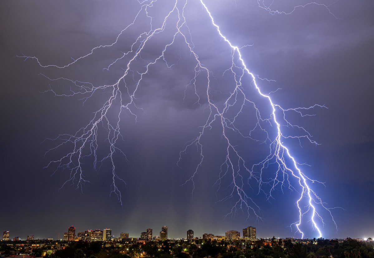 KyleBenne's tweet photo. Big branchy bolt over Phoenix last night #azwx #stormhour https://t.co/csIImZdAGV