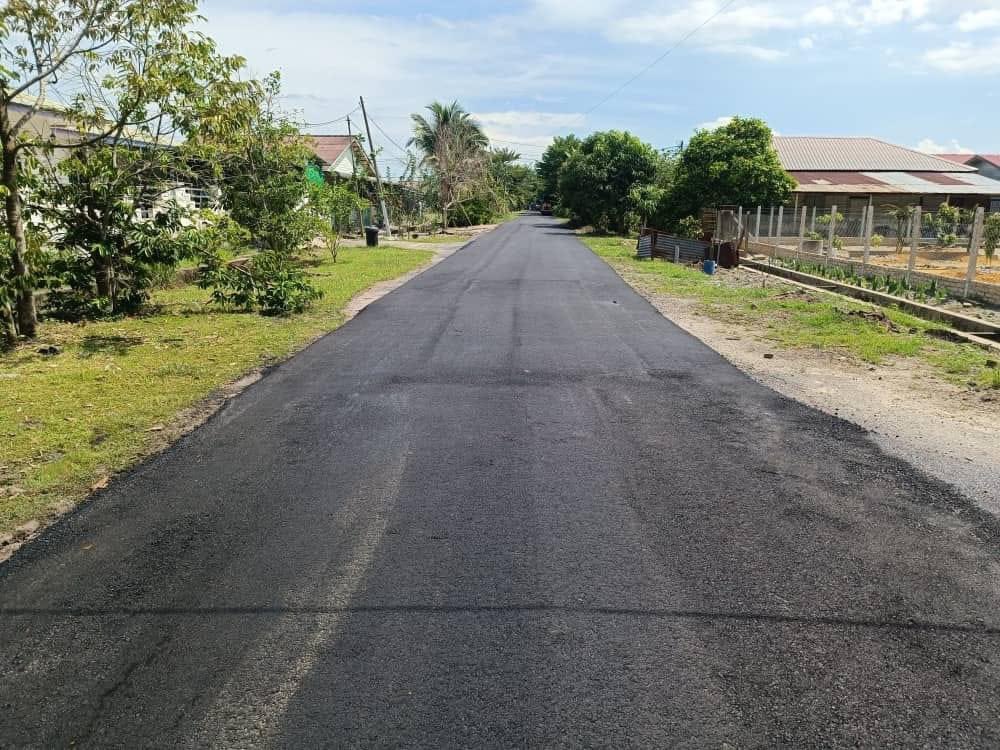 NgaKorMing's tweet photo. Kerajaan Malaysia Madani bukan macam pembangkang sembang fitnah main sentimen perkauman setiap hari. Kami bekerja, berkhidmat, berbakti &amp; jalan kampung yg rata, lampu yg terang &amp; longkang yg bersih demi keselesaan rakyat antara fokus @kpkt_gov. Ayuh, kita bina semula negaraku!🇲🇾 https://t.co/dpBBXtx1Se