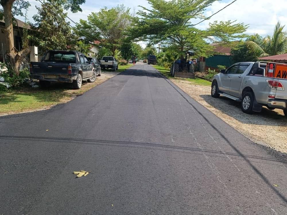 NgaKorMing's tweet photo. Kerajaan Malaysia Madani bukan macam pembangkang sembang fitnah main sentimen perkauman setiap hari. Kami bekerja, berkhidmat, berbakti &amp; jalan kampung yg rata, lampu yg terang &amp; longkang yg bersih demi keselesaan rakyat antara fokus @kpkt_gov. Ayuh, kita bina semula negaraku!🇲🇾 https://t.co/dpBBXtx1Se