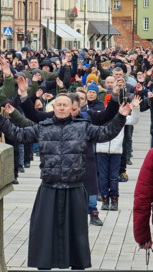 A Catholic counter revolution is underway in Europe, Latin America, and Australia 

A thread👇

Catholic men’s Rosary rally in Poland
