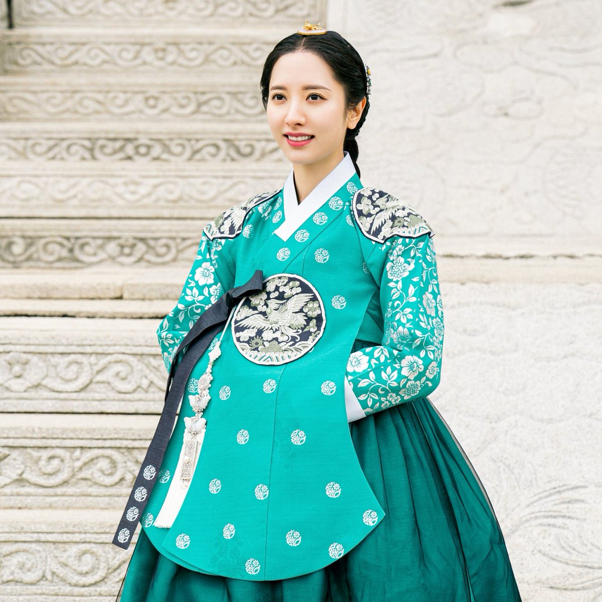 สุขสันต์วันเกิดองค์หญิงโปยอนจูของประชาชนอูจอง ขอให้คุณมีความสุขมากๆ รู้ว่าคุณคงมีความสุขกับงานอยู่แล้ว แต่ก็ขอให้ได้ทำในสิ่งที่มีความสุขต่อไปเรื่อยๆ ขอบคุณที่ทำงานหนัก รักนะคะ

#HappyBONADay 
#바라만_봐도_행복한_보나의_날