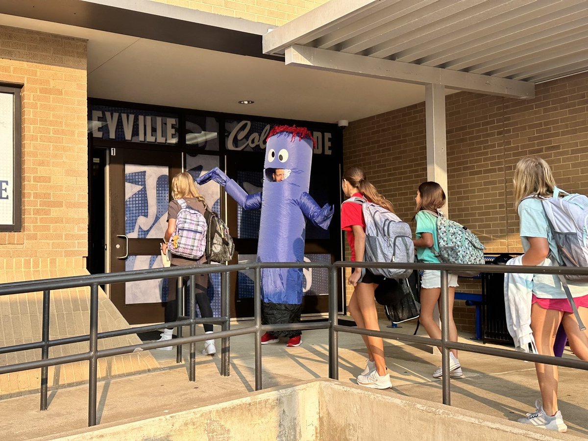 CmsColts's tweet photo. Feeling those Friday morning vibes at CMS! 🎉☀️
#TeamCMS #ColtPride https://t.co/2NCVPafpgA