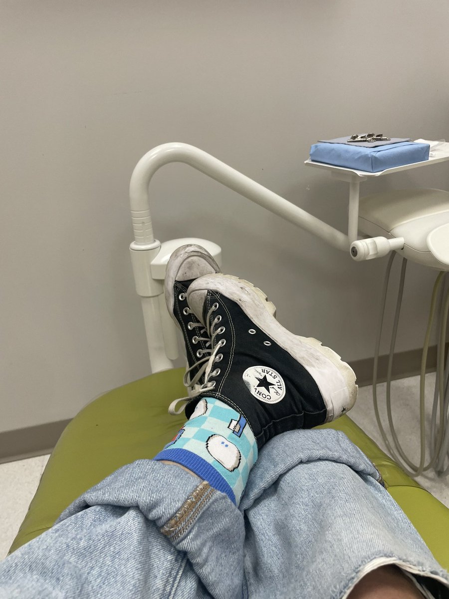 courtneymalalel's tweet image. my hygienist was a fan of my  #awesomesocksclub socks at my appointment today 🦷✨ @hankgreen