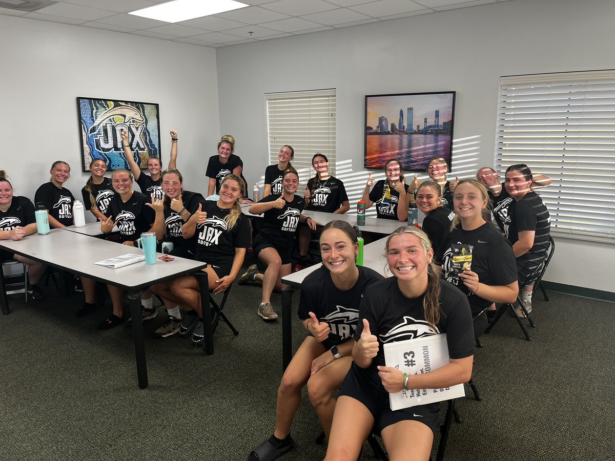 JAX_Softball's tweet photo. Conditioning test in the books✅

Ready to get after it!

#UNCOMMON x #PhinsUp🐬 https://t.co/n2hGz58ocR