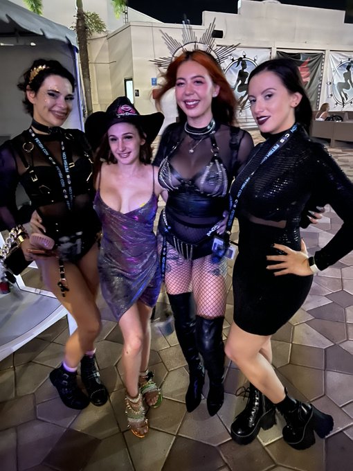 Another #fetishcon for the books! @jasoninja @OnyxKimx @GoddessFina_ @tyleetexas 😘😘 https://t.co/l9j<a href="/tag/fetishcon"class="tags">#fetishcon</a><a class="tags" target="_blank" title="On Twitter" href="/?out=eyJ0eXAiOiJKV1QiLCJhbGciOiJIUzUxMiJ9.eyJpYXQiOjE3Mjk0NzAyMDMsImlzcyI6InR3cG9ybnN0YXJzLmNvbSIsIm5iZiI6MTcyOTQ3MDIwMywiZXhwIjoxNzYxMDA2MjAzLCJyZWRpcmVjdF91cmwiOiJodHRwczovL3R3aXR0ZXIuY29tL2phc29uaW5qYSJ9.iw0WxjFgsBjRIxgp_mCM3BnrTsG9lvnjp9qZ8u2auHp5sWPS2Fgrg5wueA6F1Mt1CQxT5A-mH6VUHESB9wAhyA">@jasoninja</a><a class="tags" target="_blank" title="On Twitter" href="/?out=eyJ0eXAiOiJKV1QiLCJhbGciOiJIUzUxMiJ9.eyJpYXQiOjE3Mjk0NzAyMDMsImlzcyI6InR3cG9ybnN0YXJzLmNvbSIsIm5iZiI6MTcyOTQ3MDIwMywiZXhwIjoxNzYxMDA2MjAzLCJyZWRpcmVjdF91cmwiOiJodHRwczovL3R3aXR0ZXIuY29tL09ueXhLaW14In0.F_DlXd4dxuvRSAjKVQzwyD2eKpAsJ5BkG4pMw_LhugnDFIYU2LItCYyBjZqJTjk6d8f_F8bLEIo8Vid6BUY33A">@OnyxKimx</a>