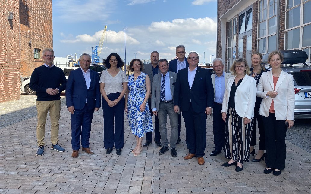 ☀️ Gesandte <a href="/jlmalmqvist/">Jenny L Malmqvist</a> heute beim strahlenden Sonnenschein in #Wismar zum Wirtschaftsgespräch mit u. a. Bürgermeister Thomas Beyer, <a href="/GermanAmbSWE/">Ludger Siemes</a> Christina Beinhoff, der schwedischen Honorarkonsulin Arica Kopp sowie UnternehmensvertreterInnen. 🇸🇪🇩🇪 #SchwedeninDE