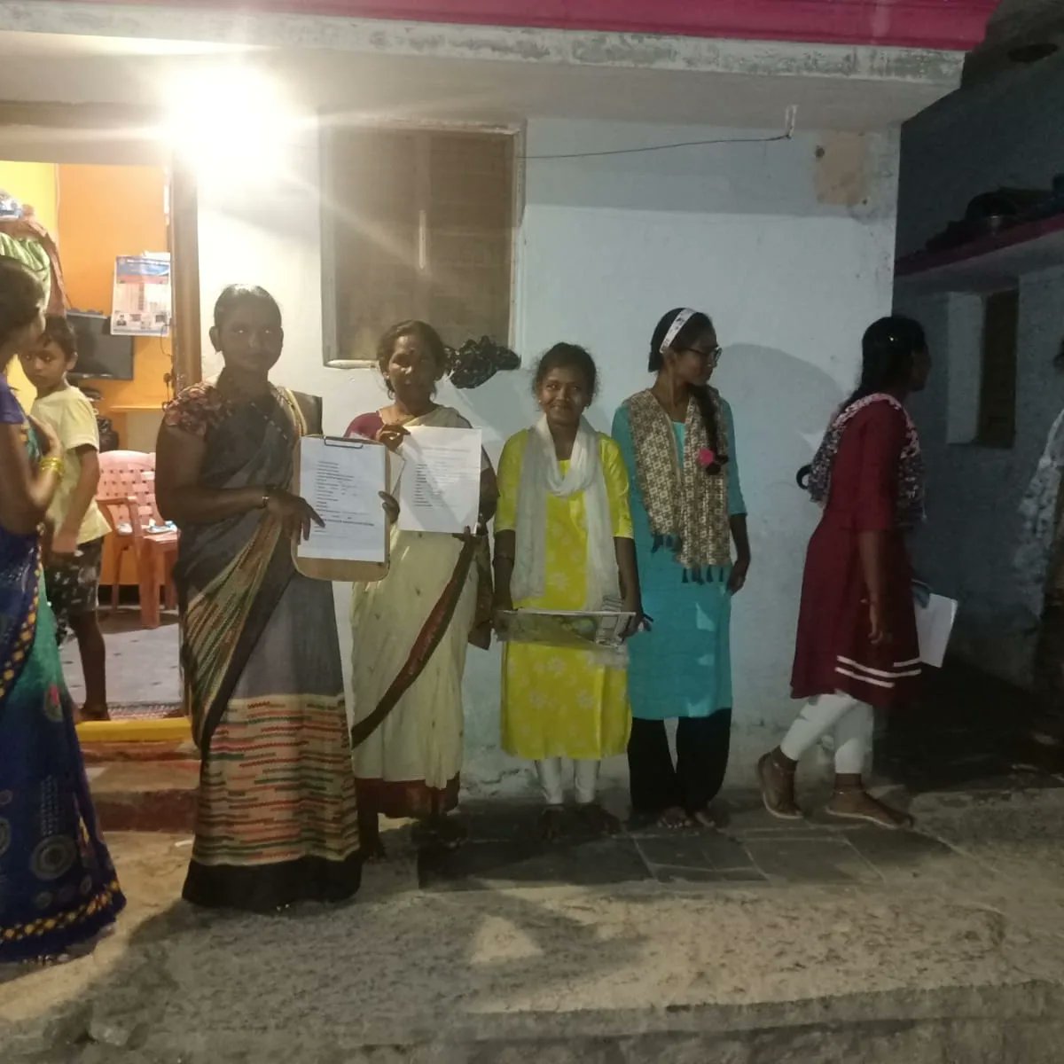 TelanganaSsu's tweet photo. మక్తల్ నియోజకవర్గం అంబేడ్కర్ నగర్ లో ప్రారంభమైన స్వేరోస్ ఎడ్యుకేషనల్ సర్వే

చదువు మధ్యలో ఆగిపోయిన వారిని గుర్తించి వారి ఉన్నత విద్య,ఉద్యోగ అవకాశాలు సమాచారం తెలియజేయడమే లక్ష్యం. - స్వేరో స్టూడెంట్స్ యూనియన్ నాయకులు 

మక్తల్  అంబేద్కర్ నగర్ లో  #Makthal https://t.co/09hFLnEcyF
