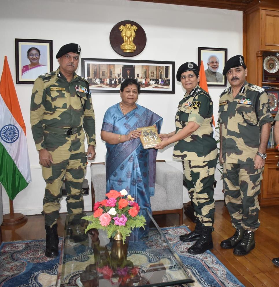 BSF_MizoramCach's tweet photo. Ms Sonali Mishra, IPS ADG (EC) BSF called on Hon'ble Governor of Manipur, Ms Anusuiya Uikey a/w  BSF officers and highlighted the contribution of BSF in the prevailing scenario. Hon'ble Governor appreciated the efforts of BSF towards restoring peace and tranquility in the state. https://t.co/qytuCq3d07