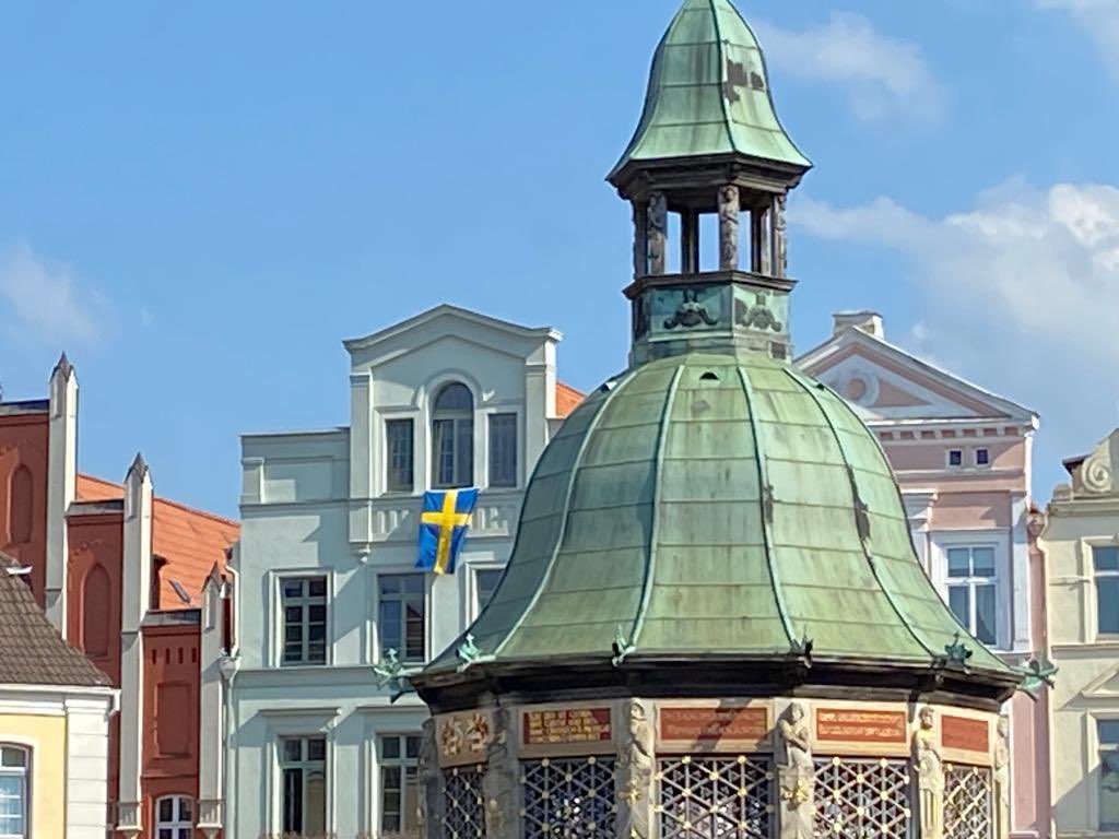 Välkommen till Wismar! 🇸🇪🇩🇪

Bis zum 20. August 2023 feiert Wismar wieder ein großes #Schwedenfest, mit dem die Hansestadt an ihre langjährige Zugehörigkeit zum Königreich #Schweden erinnert. Es ist uns immer wieder eine Freude mitzufeiern. 

🥳👉schwedenfest-wismar.de