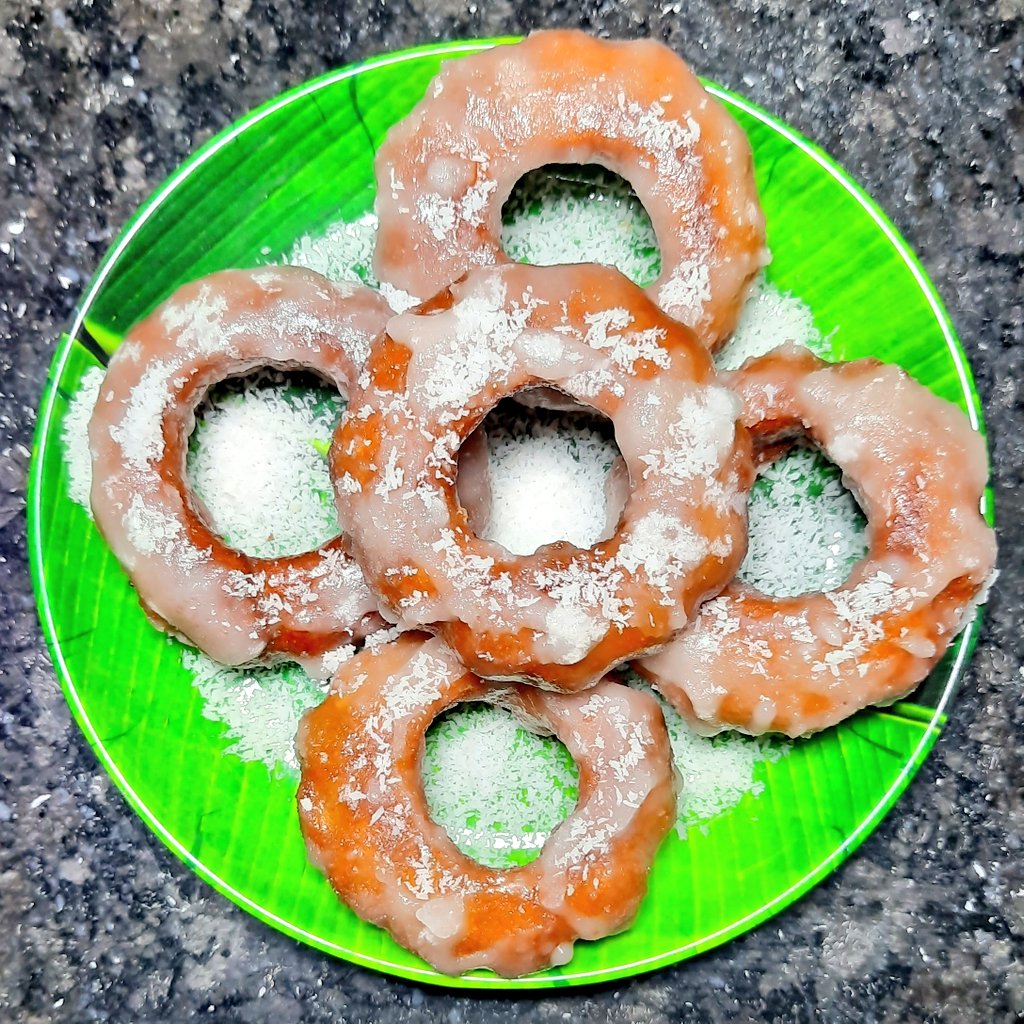 ClassicRecipes_'s tweet photo. Sweet name? 😋 
hint- called Desi donuts 🍩 

Follow-👉https://t.co/Cn8dtCJY9B  
Follow-👉https://t.co/nujicyNLLM 

#RecipeOfTheDay #Traditionalfood #sweets https://t.co/45UQhworIe