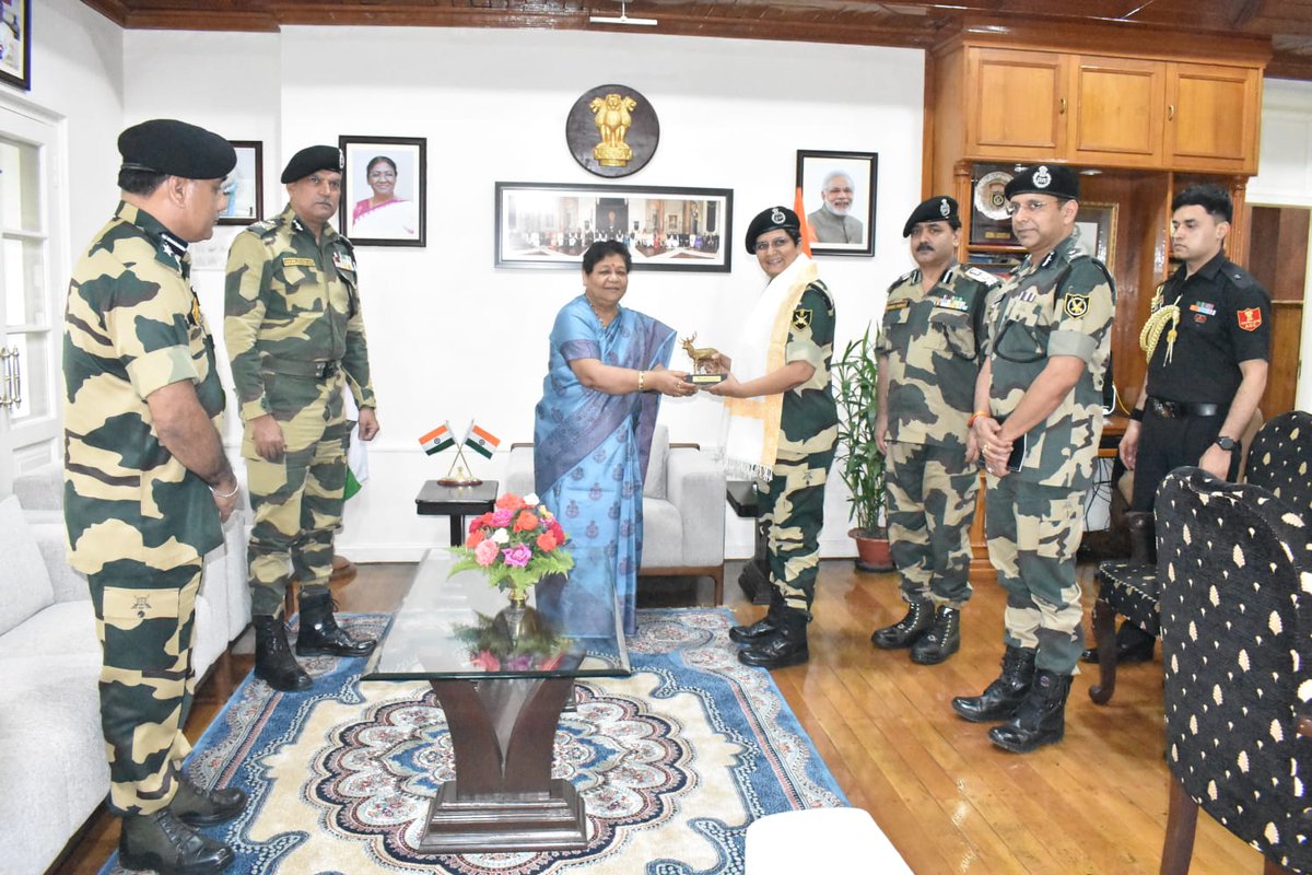BSF_MizoramCach's tweet photo. Ms Sonali Mishra, IPS ADG (EC) BSF called on Hon'ble Governor of Manipur, Ms Anusuiya Uikey a/w  BSF officers and highlighted the contribution of BSF in the prevailing scenario. Hon'ble Governor appreciated the efforts of BSF towards restoring peace and tranquility in the state. https://t.co/qytuCq3d07