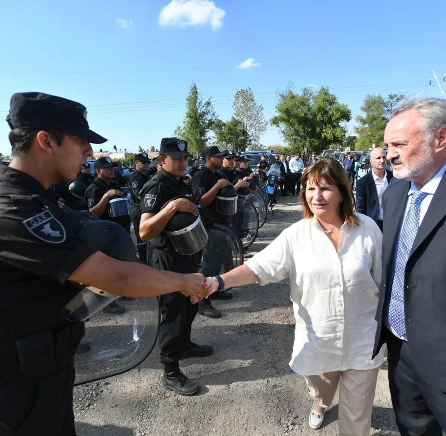 delatorrej's tweet photo. Los argentinos ya elegimos un cambio profundo. En octubre vamos a elegir quién es el más apto para hacerlo realidad y que sea sostenible, para ello el coraje y la experiencia de Patricia son el camino. https://t.co/x4757YDVFa