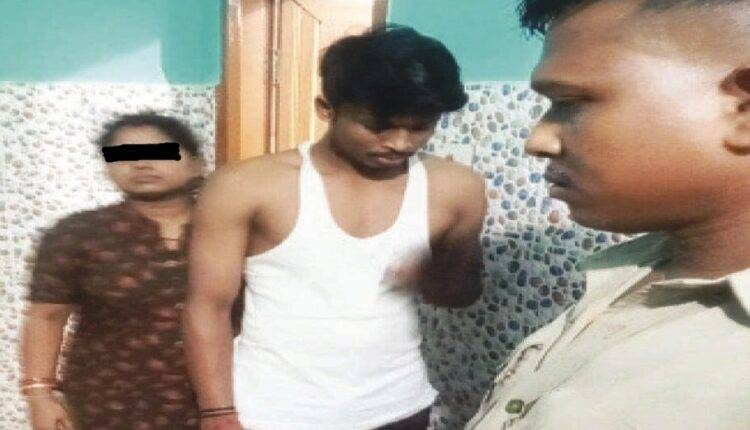 sambad_odisha's tweet photo. ସ୍ତ୍ରୀକୁ ଲଜ୍‌ରୁ ଧରିଲା ସ୍ବାମୀ
#Sambad #Bhubaneswar #Crime #Odisha 
https://t.co/RXWuuUOJ65 https://t.co/YrFdzFVrEe