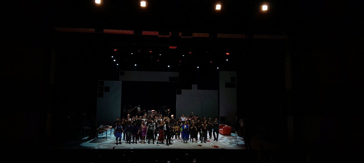 Tepuk tangan yang meriah untuk <a href="/teatergarasi/">Teater Garasi</a> atas pementasannya yang memukau #waktubaturumahyangterbakar