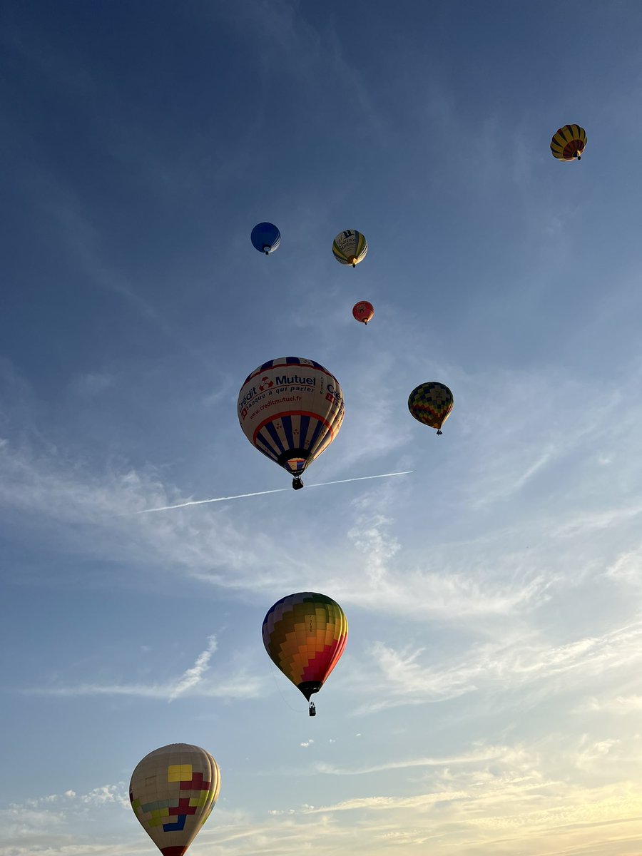 chzamp17's tweet photo. 🌈 Soirée magique à #Marmande pour le championnat de #France 🇫🇷 de #montgolfières‼️🙏🏼 #NouvelleAquitaine #sudouest #hotairballoon https://t.co/KmO2qWPr00
