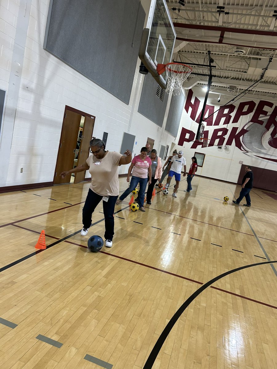 AvdellasL's tweet photo. Harper Park Staff focusing on four key questions with interactive presentations! @hpms_official https://t.co/f1FrL3yXsB