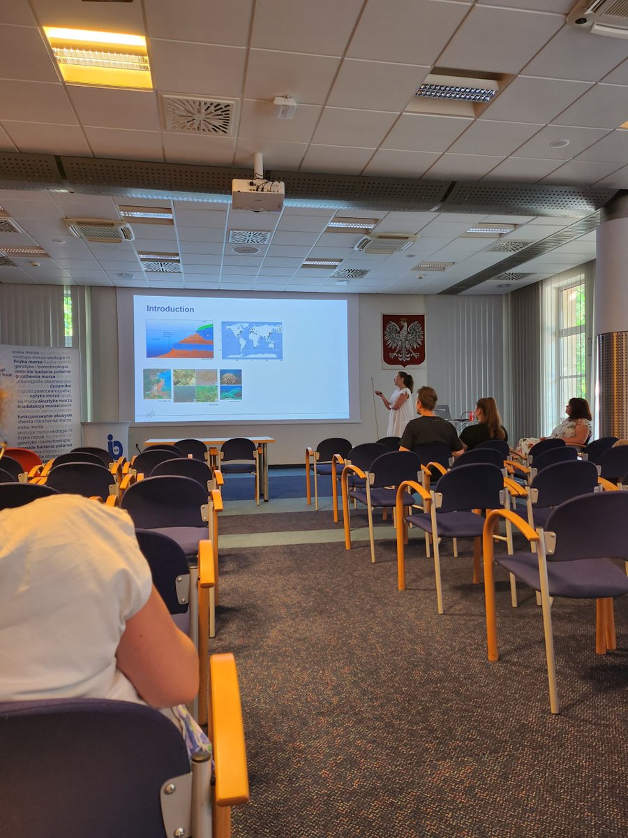 ArcticSgd's tweet photo. 21st of June, Dr. Beata Szymczycha had a presentation  about freshening of the Arctic  sediments (Hornsund) due to submarine  groundwater discharge.Fot. Laura Bromboszcz
#EEANorwayGrants #ncn #sgd #ArcticSGD #IOPAN #arctic #submarinegroundwaterdischarge #todaywehave https://t.co/DCexh6bJo0